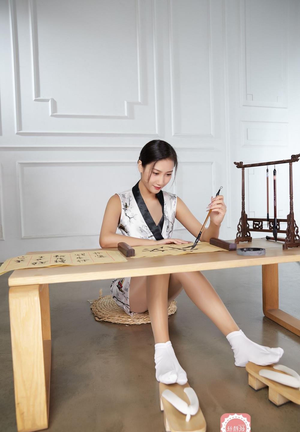 ���ߣ���ɫ�����ʨ�ӣ�ͷ��